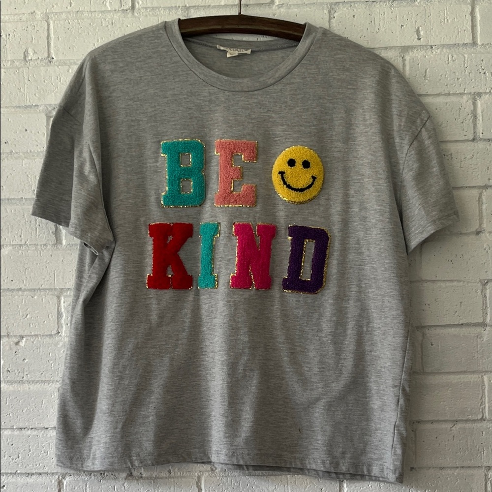 Love•Dazed Gray 'Be Kind' Short Sleeve T-Shirt Women’s L Colorful Smiley Face